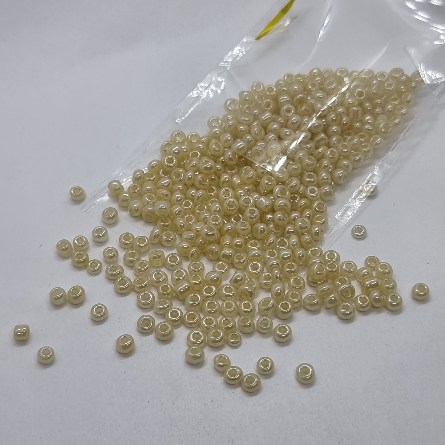 15g 2.5mm Cream Pearlescent Glass Beads