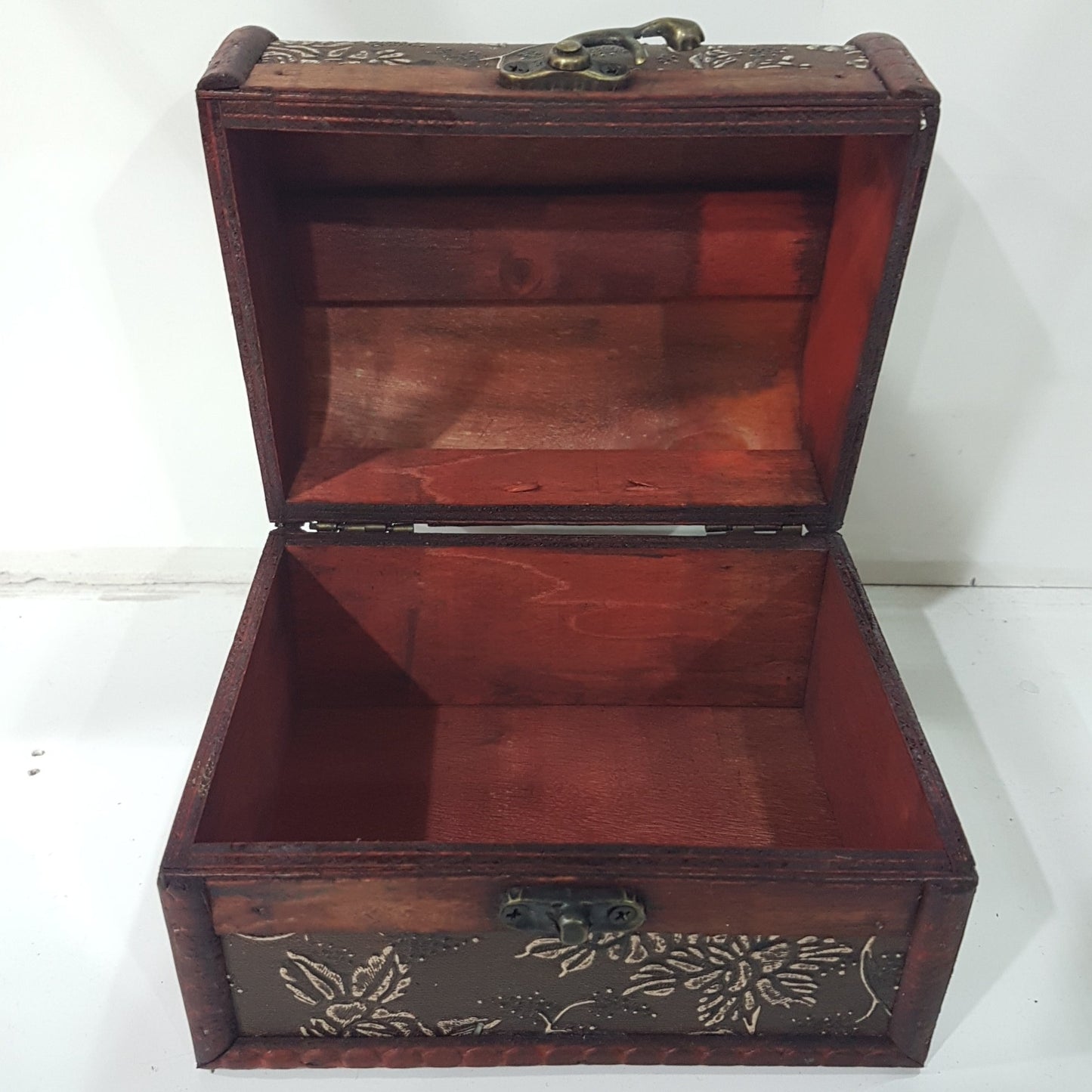 14.5 cm Dark Red Treasure Box With Flowers & Berries