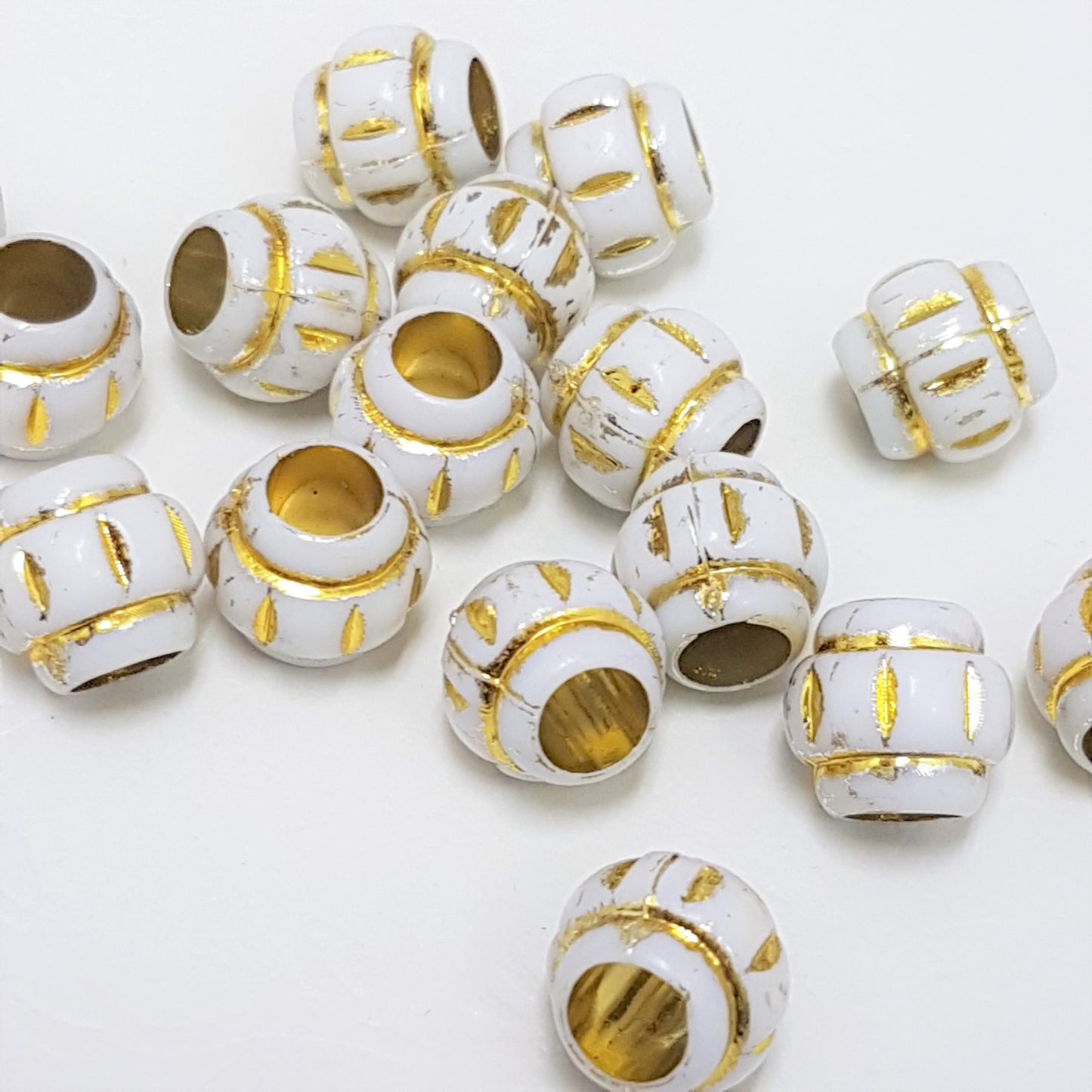 20pc White and Gold Acrylic Beads