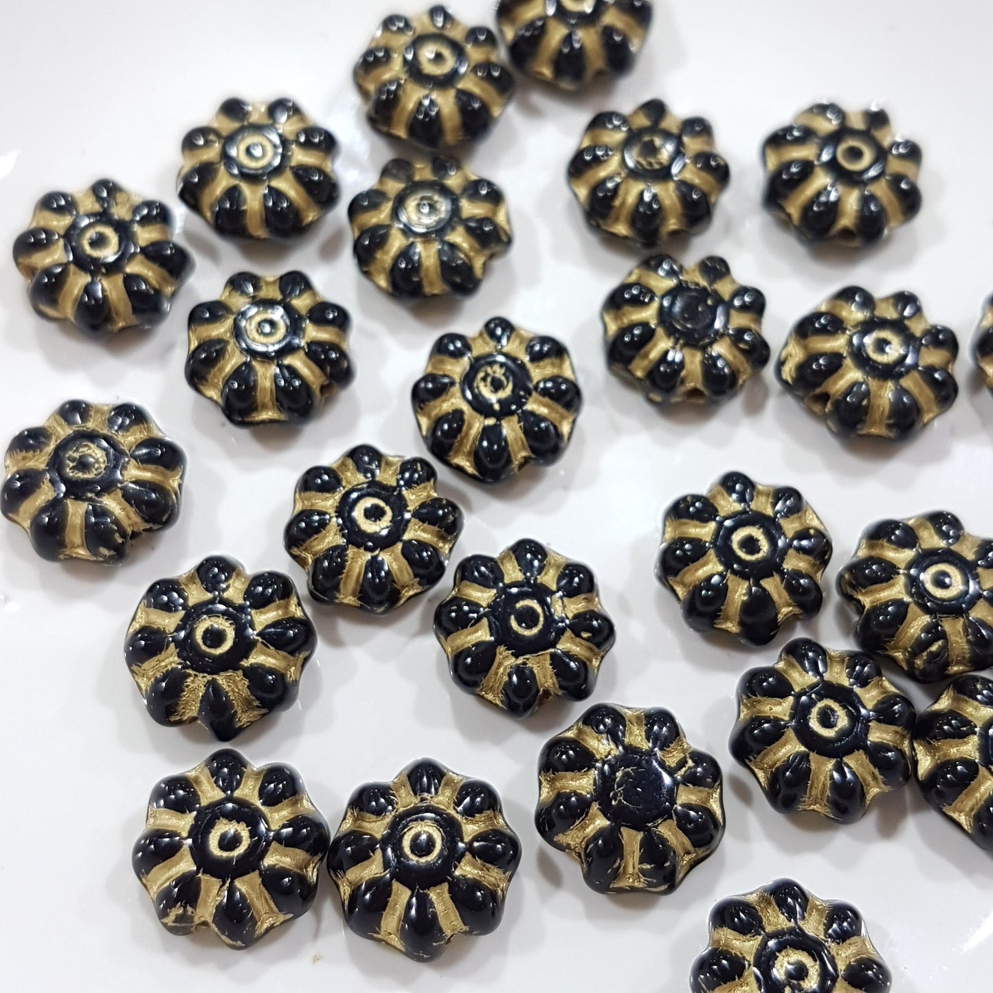 25pc Czech Gold Inlaid Daisy Flowers