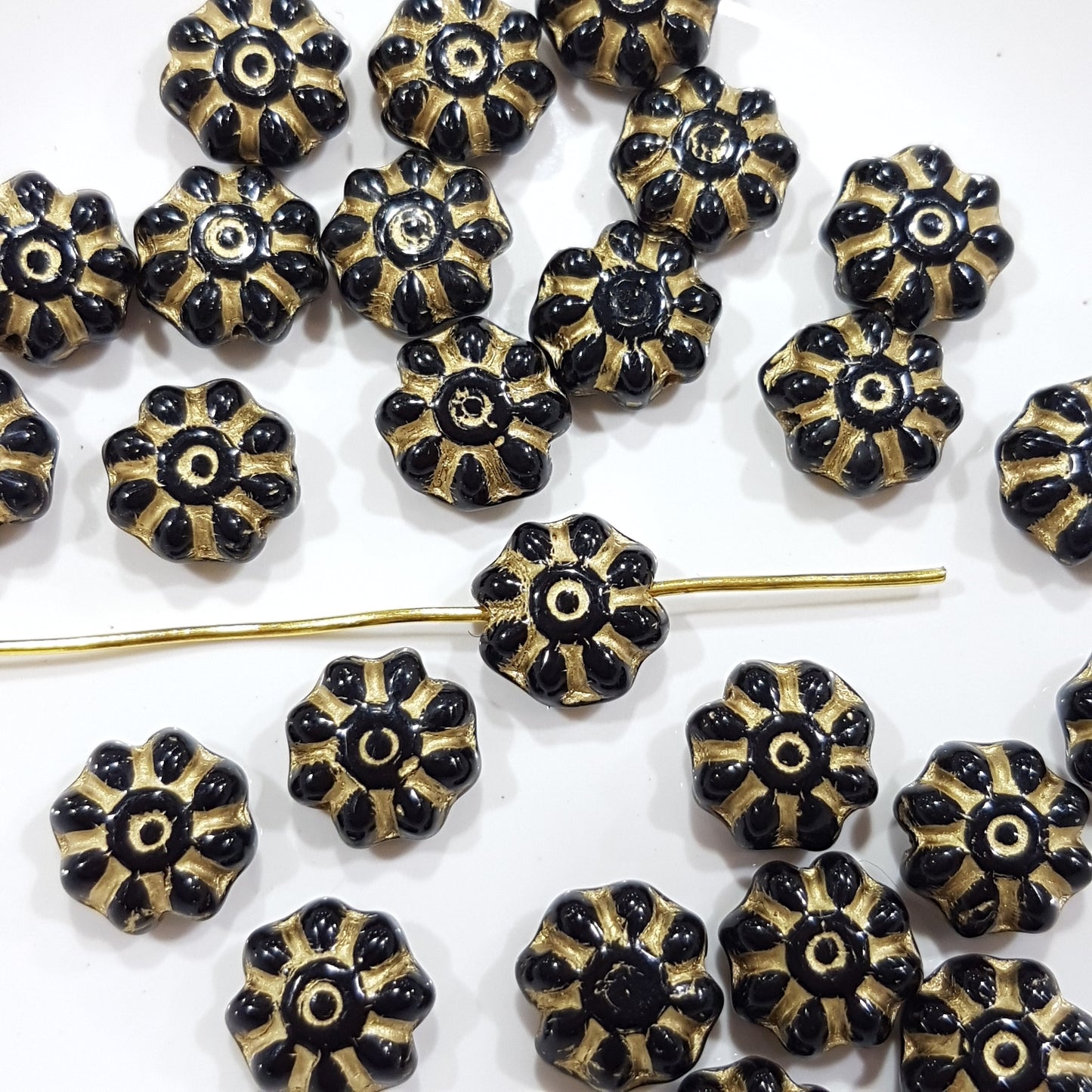 25pc Czech Gold Inlaid Daisy Flowers